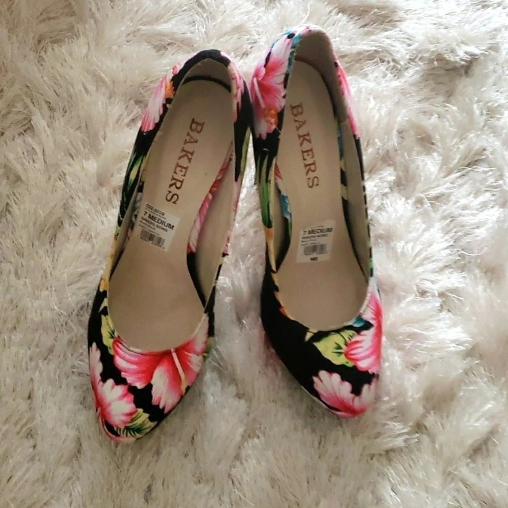 𝅺BAKERS FLORAL prints heels size 7